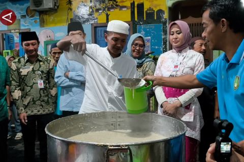 Masjid Darussalam Solo bagikan 1.500 porsi bubur samin selama Ramadhan