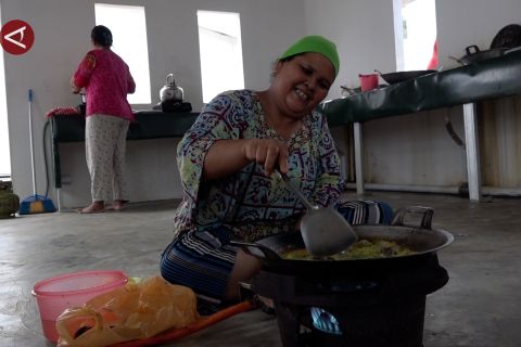 Semarak persiapan buka puasa di Huntara Simarpinggan Tapanuli Selatan