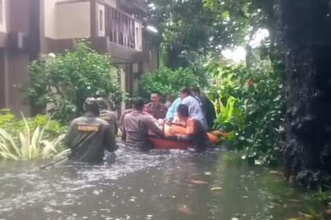 Brimob Polda Bali evakuasi warga dan wisatawan terjebak banjir di Kuta