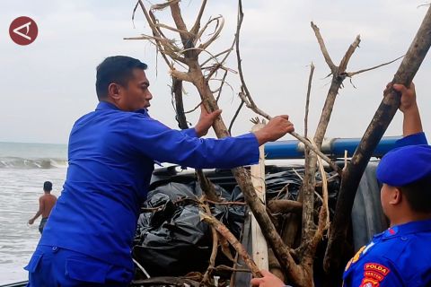 Dukung Indonesia Asri, Ditpolairud Polda Banten bersihkan pantai Anyer