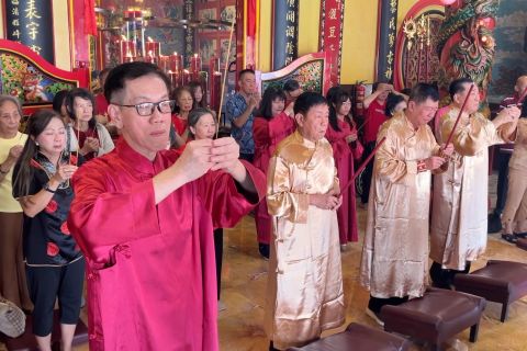 Imlek di Klenteng Eng An Kiong Malang khidmat, polisi berjaga-jaga