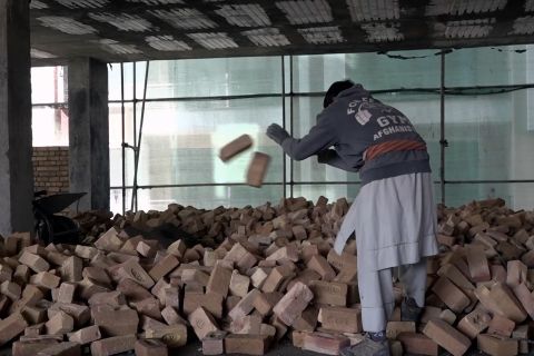 Migran Afghanistan kembali untuk membangun tanah air dari sisa konflik