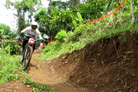 Ratusan pebalap adu kecepatan dalam master downhill seri I di Jember