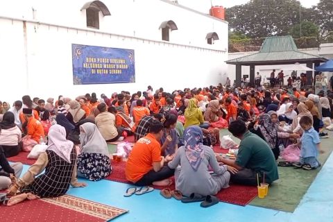 Ratusan warga binaan rutan Serang buka puasa bersama keluarga