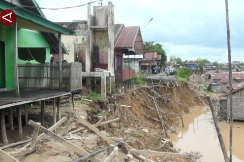 Ablasi di Sungai Kahayan, 11 rumah terdampak dan jembatan terputus