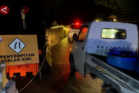 Polisi alihkan truk BBM menyusul terbannya jalan Lembah Anai