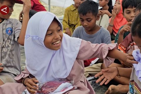 Senyum siswa SD di Aceh Timur yang dapat seragam sekolah baru