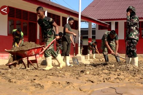 TNI AD bersihkan sekolah di Tapanuli Tengah untuk kembali belajar