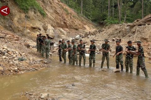 TNI AD pulihkan jembatan rusak akibat banjir susulan di Tapteng