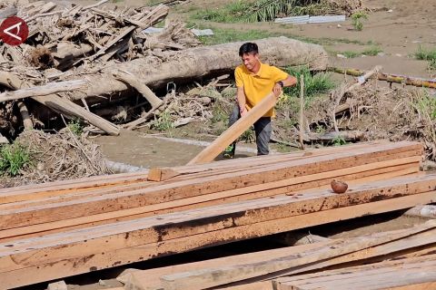 Warga Sahraja kumpulkan kayu sisa banjir untuk bangun mushalla