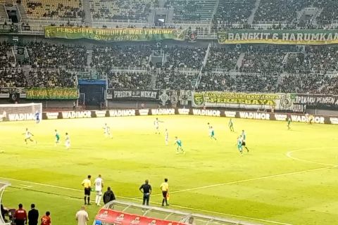 Sepuluh pemain Dewa United tahan imbang Persebaya 1 - 1