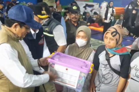 Silaturahmi dengan penyintas longsor Cisarua, Menag serahkan bantuan