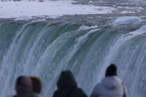 Air terjun Niagara membeku, wisatawan terpukau saksikan kristal es