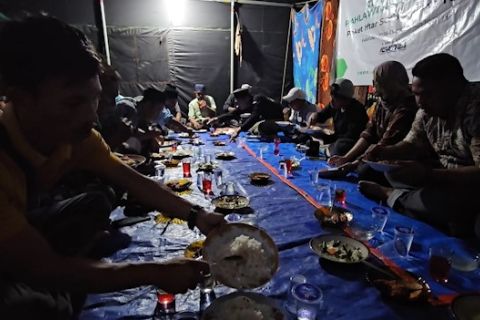Warga dusun pedalaman Aceh Timur berbuka dan tarawih dalam tenda