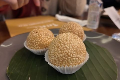 Makan onde-onde isi kurma sambil nunggu macet mereda di Jalan Sudirman