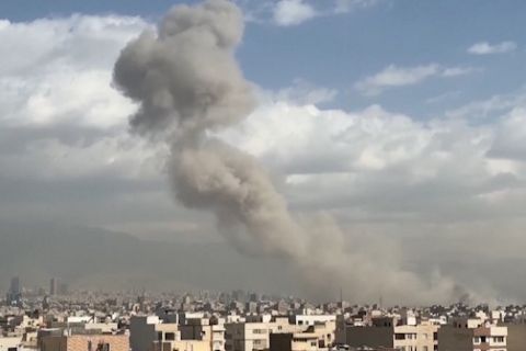 Kepulan asap membumbung di Teheran usai serangan Israel