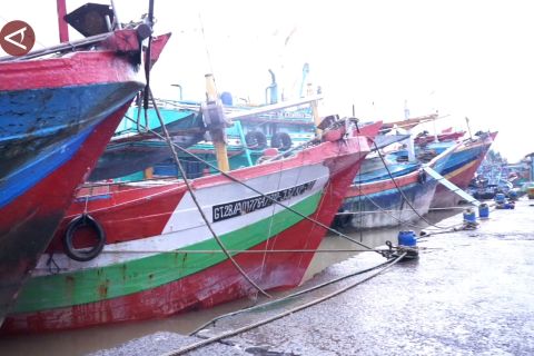 Sebulan tak melaut, nelayan Batang bertahan di tengah muara dangkal