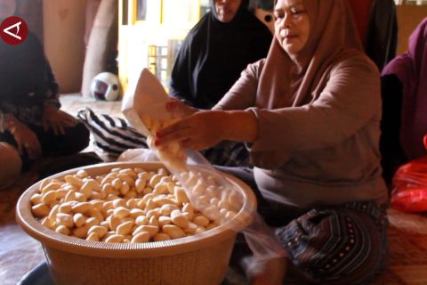 Menilik pembuatan amplang, camilan legendaris khas Kaltim