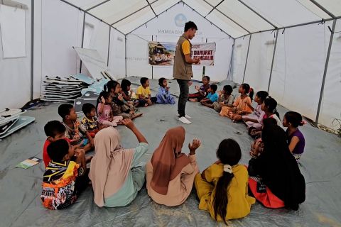 Anak-anak penyintas bencana di Sahraja ngabuburit dalam tenda darurat