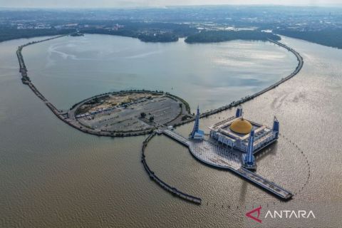 Pesona Masjid terapung Al Alam di Teluk Kendari