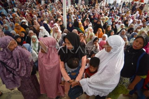 Pembagian lima ton beras gratis di Padang