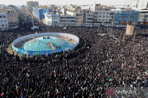 Ribuan warga Iran berkabung atas tewasnya Pemimpin Tertinggi Ayatollah Ali Khamenei