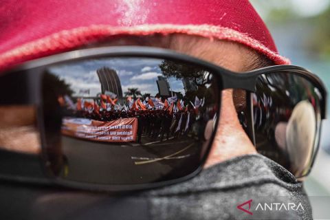Buruh berunjukrasa  tuntut pembayaran THR tanpa potongan pajak