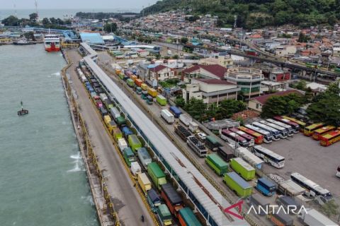 Truck queue forms at Merak Port due to bad weather