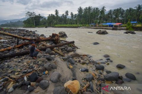 Jembatan darurat  rusak dan hanyut oleh air bah, akses jalan kembali terputus