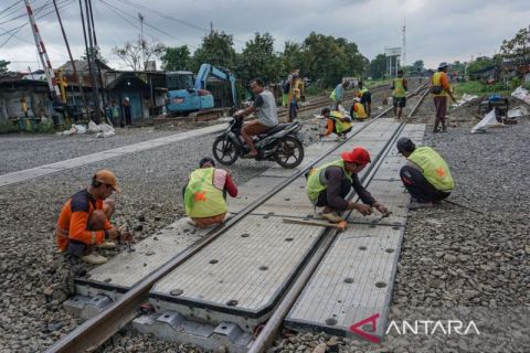 KAI benahi bantalan rel di Pekalongan jelang arus mudik