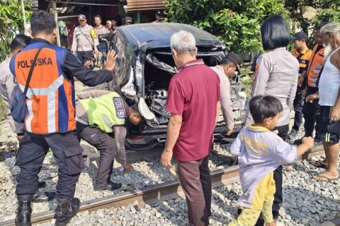 Satu mobil tertemper kereta api barang di Simalungun, penumpang selamat
