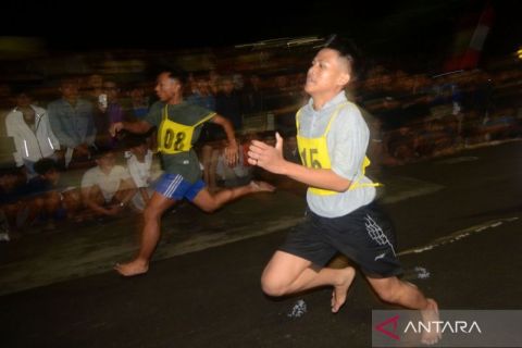 Melihat keseruan lomba lari tanpa alas kaki di Tegal