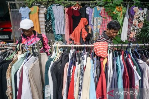 Berburu baju Lebaran gratis di Solo