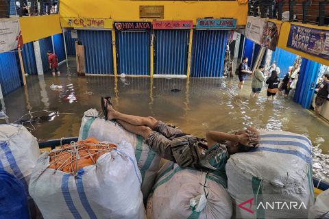 Banjir mengalir di Pasar Cipulir