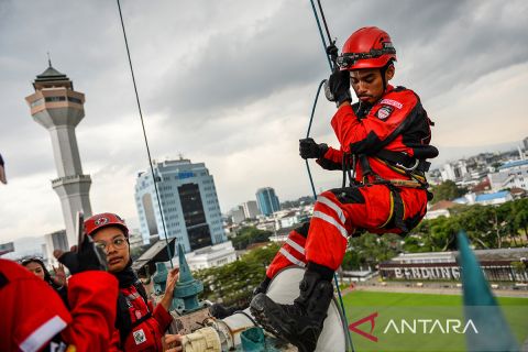 Vertical Rescue Indonesia gelar demonstrasi perawatan bangunan tinggi di Bandung