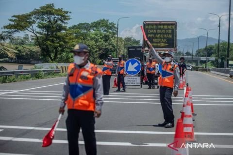 Pengalihan arus kendaraan truk selama mudik di jalan tol menuju Merak
