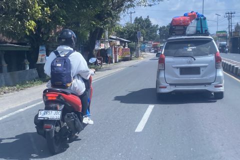 Pemudik melintas di Jalan Lintas Sumatera