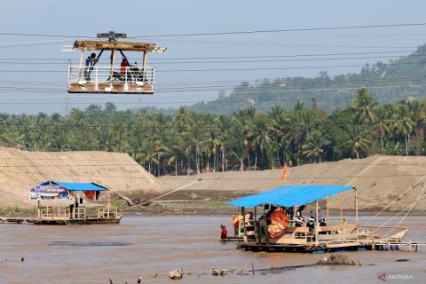 Warga buat kereta gantung penyeberangan sungai di Bireuen Aceh