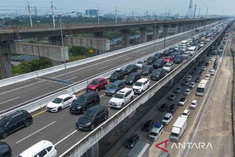 Pemudik padati Tol Jakarta-Cikampek dan Jalan Layang Tol MBZ