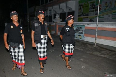Patroli malam Pecalang di Hari Raya Nyepi di Bali
