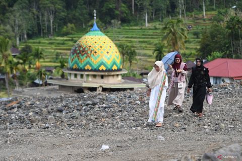 Shalat Idul Fitri warga terdampak bencana di Agam