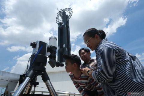 Antusiasme warga mengamati fenomena kulminasi di garis khatulistiwa
