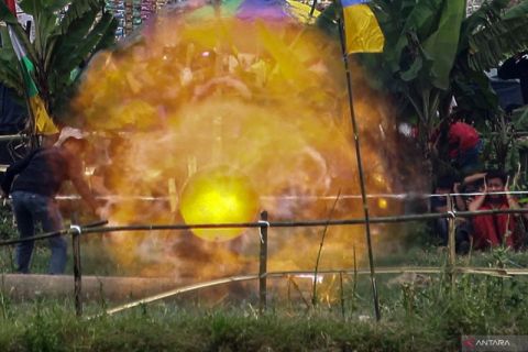 Pesta adu seru meriam karbit di bantaran Sungai Cipamingkis