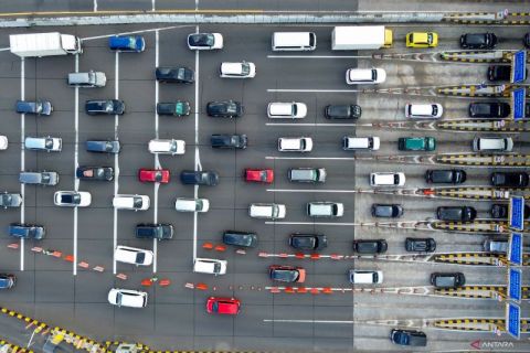 Arus lalu lintas di Gerbang Tol Kejapanan