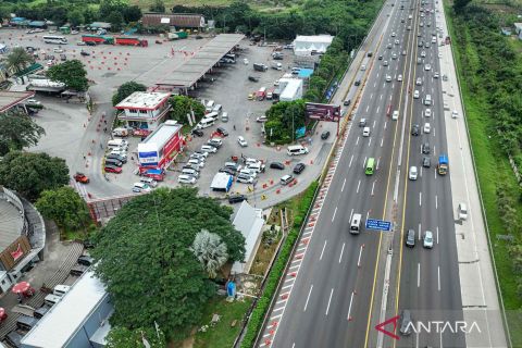 Rekayasa lalu lintas contraflow diterapkan di Tol Jakarta-Cikampek saat arus balik Lebaran 2026