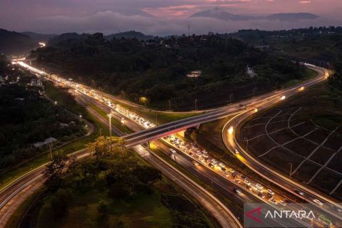 Arus balik meningkat, polisi terapkan sistem satu arah situasional di Tol Trans Jawa