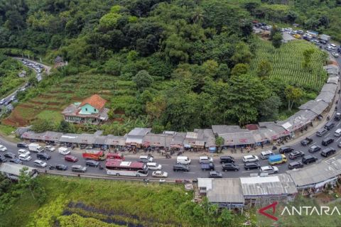Antrean kendaraan arus balik di Tanjakan  Lingkar Gentong Tasikmalaya