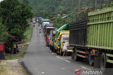 Antrean truk logistik di Jalan Lintas Timur Sumatra