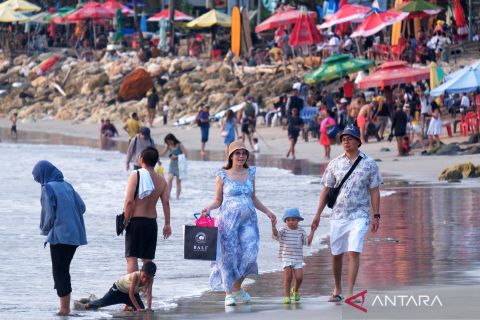 Libur Lebaran, Pantai Kuta Bali diserbu lebih dari 5.000 wisatawan per hari