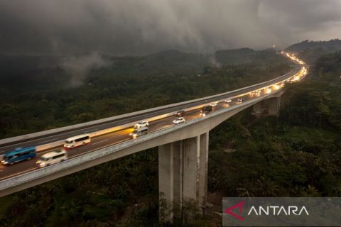 Polisi siapkan rekayasa lalu lintas satu arah di Tol Trans Jawa